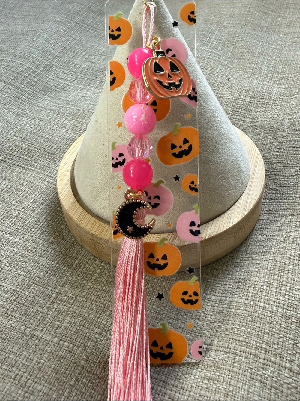 🎃 Acrylic bookmark “Pumpkins” design, beads and 2 Charms. NWOT (Size small )